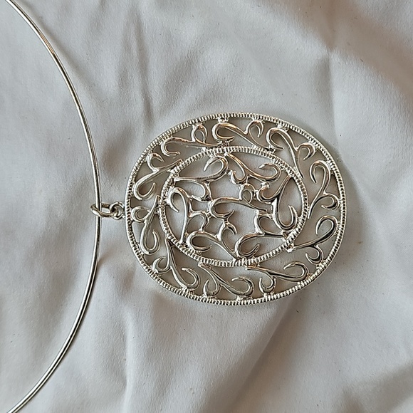 Wire fillagree pendent choker - Picture 3 of 5